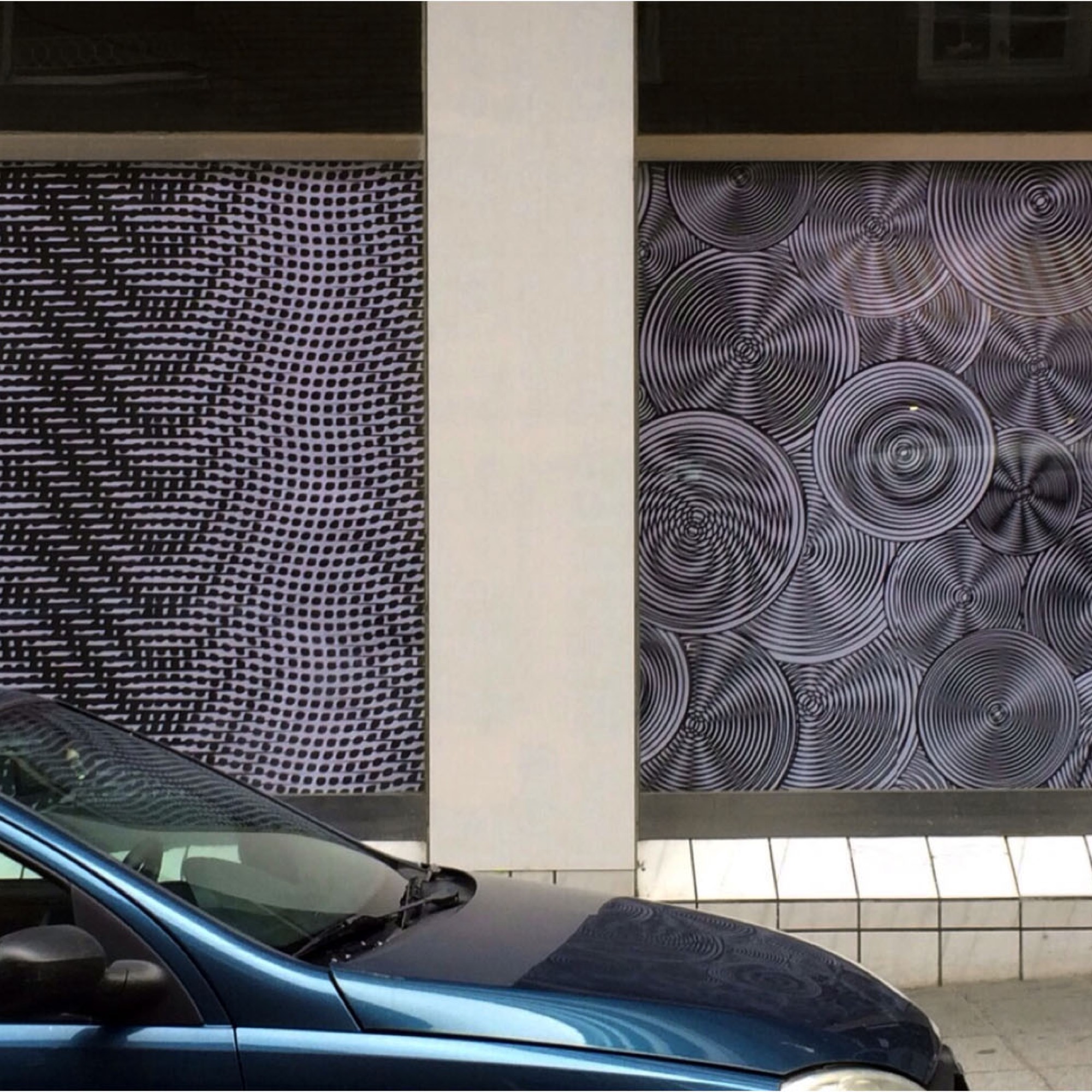 Mis murales para Kaleartean, dos tramas geométricas con efecto moiré, de 2,5×2,5 m. cada una, instaladas en el escaparate de un local en desuso en Basauri.