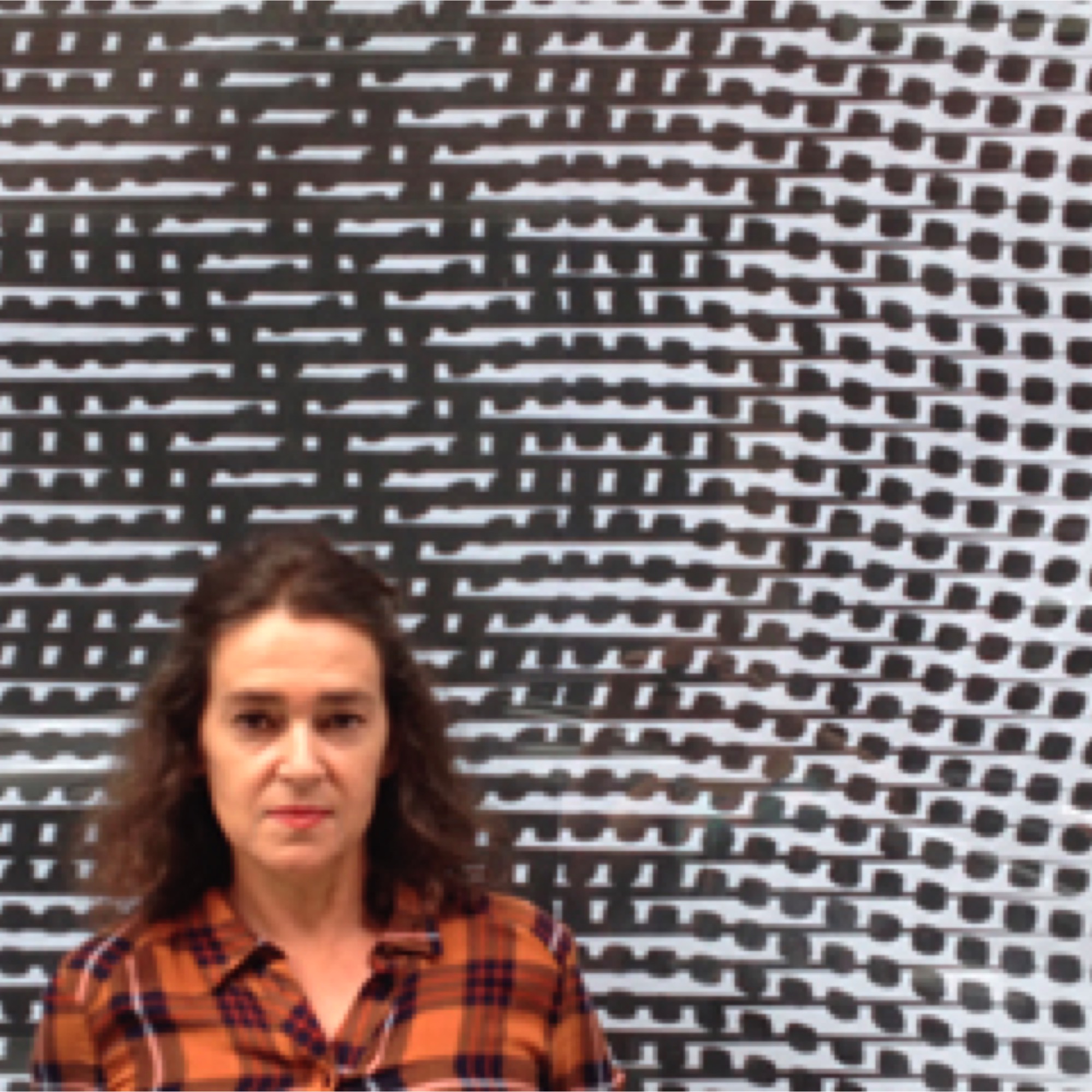 Mis murales para Kaleartean, dos tramas geométricas con efecto moiré, de 2,5×2,5 m. cada una, instaladas en el escaparate de un local en desuso en Basauri.