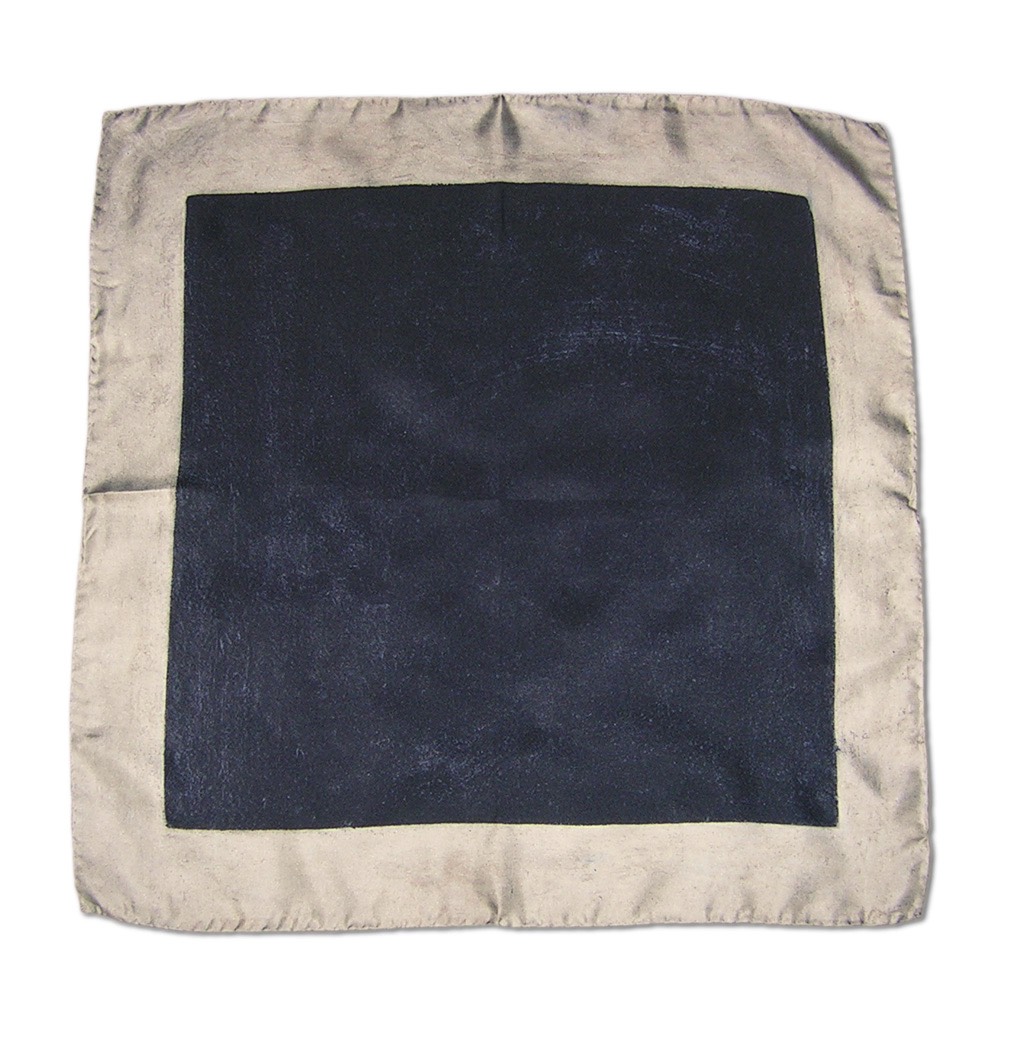 Pañuelo que reproduce la pintura ''Cuadrado Negro'' a tamaño real. 53,5X53,5 cm. Twill seda.